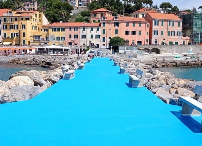 Imperia, il molo del Prino si tinge d’azzurro: il restyling guarda al mare (foto)