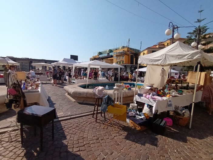 Sanremo: martedì e mercoledì, mercati antiquari di Natale in Piazza Colombo e nel porticato del Palafiori