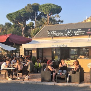 Sanremo: il Moloakka un Bar nel porto punto di ritrovo di giovani e naviganti