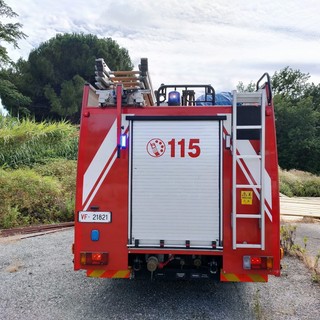 Incendio di sterpaglie a Villa Faraldi: intervento dei vigili del fuoco