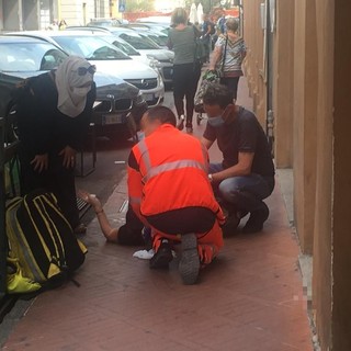 Imperia, donna ha un malore in via Belgrano. Cadendo ha riportato un trauma alla testa (foto)