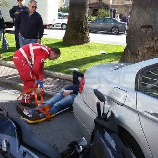 Sanremo: auto investe centauro in Corso Orazio Raimondo uscendo da un parcheggio non consentito, qualche contusione per il motociclista