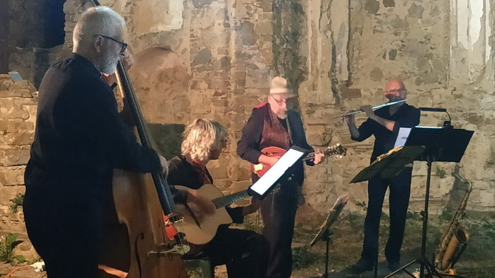 esibizione del 'Swing Corner of Christmas' nel portico del Palafiori di Sanremo