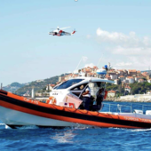Bordighera: barca rompe gli ormeggi e surfista in difficoltà, doppio intervento della Guardia Costiera