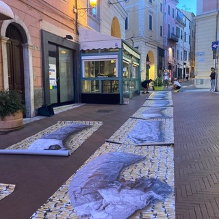 &quot;Basta cicche di sigaretta per terra&quot;, via San Giovanni tappezzata di mozziconi d'autore (foto e video)