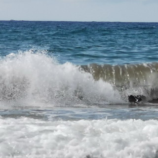 Maltempo: confermate piogge solo nel Levante, sulla costa della nostra provincia vento forte e mareggiate (Foto e Video)