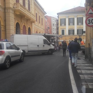 Imperia, bimbo sale sul cornicione di una finestra in piazza Ricci, salvato dagli ambulanti, il racconto: &quot;Ero pronto a prenderlo al volo&quot;