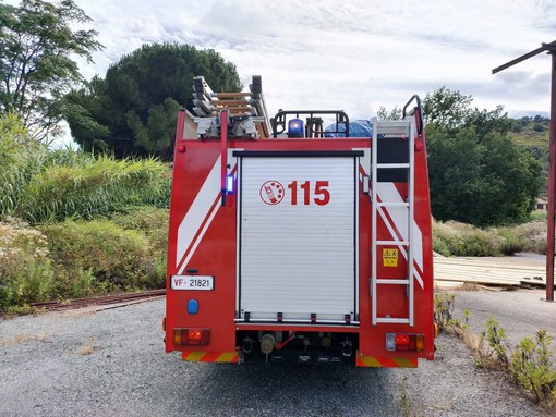 Incendio di sterpaglie a Villa Faraldi: intervento dei vigili del fuoco