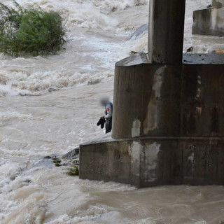 Ventimiglia: cinque migranti bloccati sul Roja, trovato uno degli stranieri che si era lanciato in acqua l'altro è ancora disperso (FOTO e VIDEO)