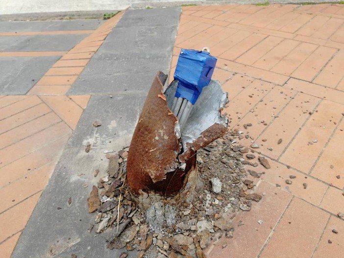 Imperia: un moncone di ferro arrugginito sulla passeggiata in corso Garibaldi. La segnalazione su Facebook