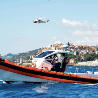 Bordighera: barca rompe gli ormeggi e surfista in difficoltà, doppio intervento della Guardia Costiera