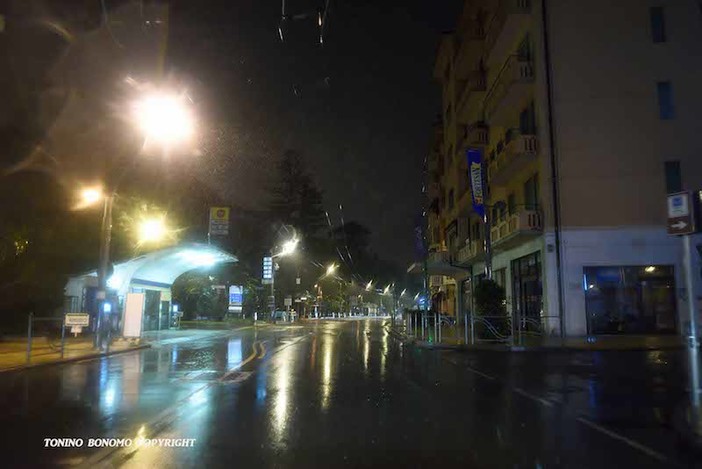 Sanremo: città deserta ieri sera mentre imperversava la pioggia