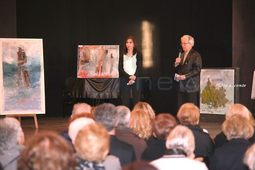 Bordighera: successo di partecipanti per l'inaugurazione della mostra 'Emozioni sfumate' di Elisa Panfido (foto)