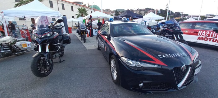 Imperia, anche uno stand dei Carabinieri alla manifestazione 'Mercatoretrò' in calata Anselmi (foto)