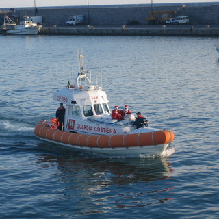 Sanremo: principio d'incendio a bordo di una barca a vela, nessun ferito