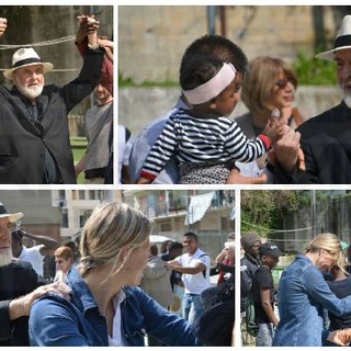 Ventimiglia: chiesa delle Gianchette in festa per l'arrivo del Maestro Pistoletto, i migranti lo accolgono a suon di djembe e lo invitano a ballare (Foto e Video)