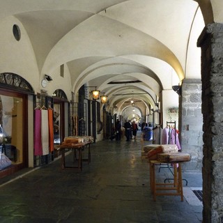 Pieve di Teco: pasquetta con il mercatino dell'antiquariato sotto i portici