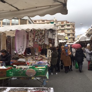 #Sanremo2016 oggi inizia il Festival, ma è anche giornata di mercato. Come la vivono i commercianti?