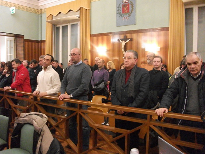 L'ex sindaco Leo Pippione tra il pubblico durante il minuto di silenzio