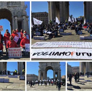 &quot;Vogliamo futuro&quot;, gli operatori del turismo scendono in piazza a Genova: &quot;Situazione drammatica, famiglie vivono condizione imbarazzante&quot; (foto e video)