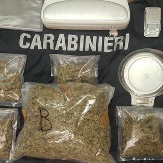 Sanremo: per sfuggire all'arresto dei Carabinieri si lancia dalla finestra, in casa aveva 1 kg di marijuana