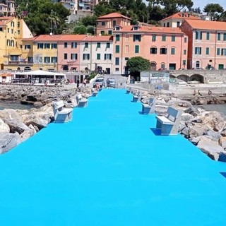 Imperia, il molo del Prino si tinge d’azzurro: il restyling guarda al mare (foto)