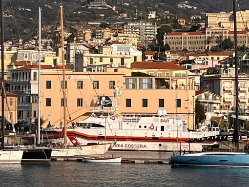 Sanremo: al porto vecchio sosta della nave ‘Aurelio Visalli’ Cp 422 della Guardia Costiera