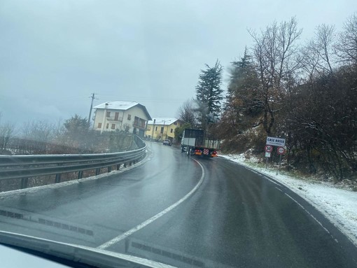 Cade la neve nell'entroterra: Provincia al lavoro per liberare le strade, nessun problema alla viabilità