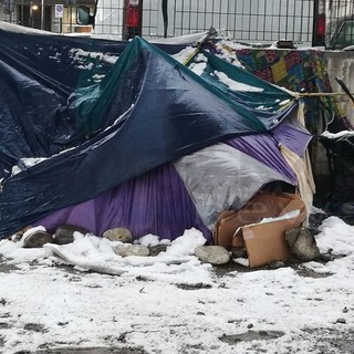 Ventimiglia: il quartiere di Roverino sotto la neve, ma i migranti lungo il Roja restano nei  loro accampamenti di fortuna (Foto)