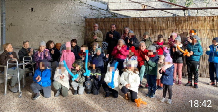 Festa di Natale alla Residenza degli Olivi di Olivetta con i bambini dell’asilo e della primaria di Airole (foto)