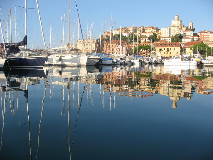 Se un'imbarcazione arriva al porto di Imperia, a chi si deve rivolgere per attraccare ? Nessuno lo sa !