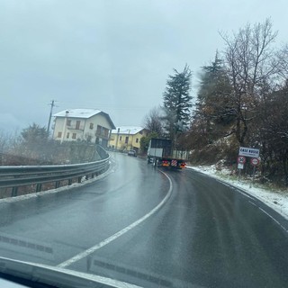 Cade la neve nell'entroterra: Provincia al lavoro per liberare le strade, nessun problema alla viabilità