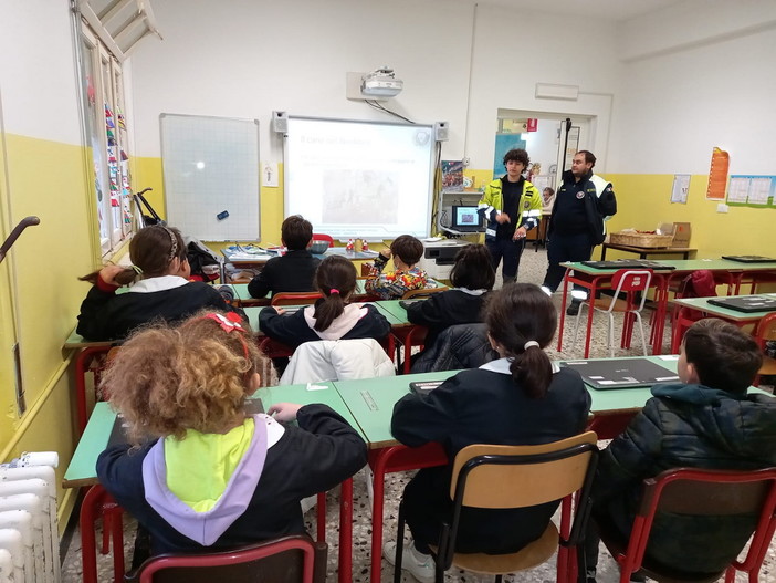 Il Nucleo Cinofilo della Protezione civile SS. Trinità di Imperia in visita alla Scuola Primaria Vercesi di Caramagna