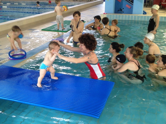 Sanremo: per il progetto 'acquaticità… dopo i papà', le mamme del Nido ‘La Cicogna’ in piscina con i loro piccoli (foto)