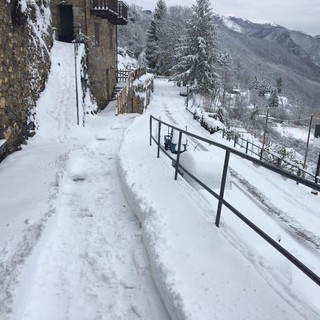 Dopo la diffusione del nuovo allerta meteo ecco il punto della situazione: 30 cm di neve nell'entroterra, fino a domani pioggia (Video)