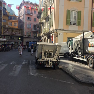 Sanremo: raccolta differenziata, in centro scatta la raccolta firme tra i negozianti per far tornare le vasche in piazza Borea d'Olmo