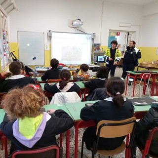 Il Nucleo Cinofilo della Protezione civile SS. Trinità di Imperia in visita alla Scuola Primaria Vercesi di Caramagna