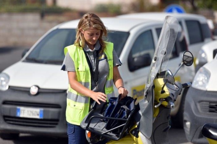 Poste Italiane: nuove divise per i portalettere della provincia di Imperia