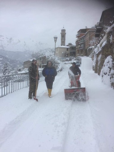 Molini di Triora: i lettori di Andagna ci raccontano la loro nevicata, lo spirito di paese prevale sui disagi