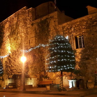 ‘Seguendo la stella’ per le vie del borgo: un Natale “a distanza” e auguri digitali, ma a Cervo rimane la magia