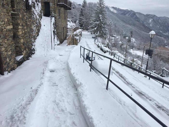 Dopo la diffusione del nuovo allerta meteo ecco il punto della situazione: 30 cm di neve nell'entroterra, fino a domani pioggia (Video)