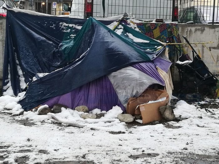 Ventimiglia: il quartiere di Roverino sotto la neve, ma i migranti lungo il Roja restano nei  loro accampamenti di fortuna (Foto)
