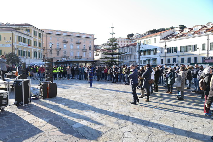 Sanremo: &quot;Ci hai rotto il c..., ti faremo un cu...come una casa&quot;, insulti e minacce al Sindaco da attivista 'no green pass'