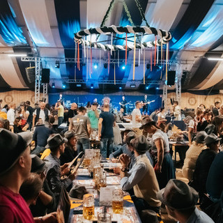 Il Paulaner Oktoberfest Cuneo 2023 propone più di 60 spettacoli in 12 giorni di apertura