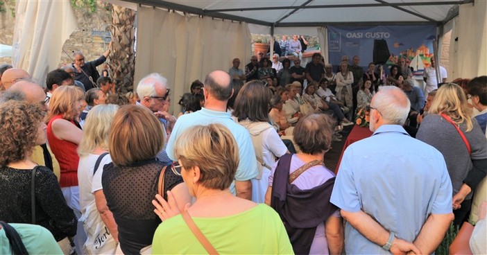 Fiera del Libro di Imperia: sold out e grandi applausi per Eleonora Cozzella e Antonio Padellaro ospiti all’Oasi del Gusto. (FOTO)