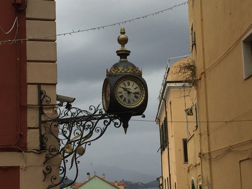 Imperia, il comune spende 2.500 euro per far ripartire l’orologio della ‘Crociera’ di via Cascione