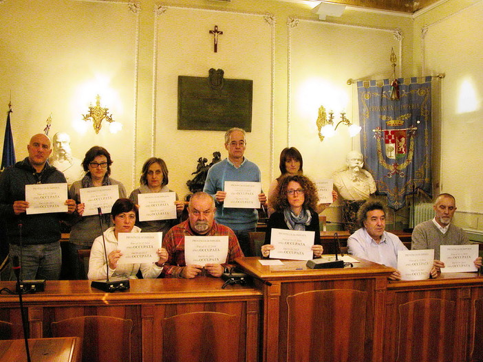 Oggi, dimostrazione dei dipendenti della Provincia a Villa Grock al passaggio dell'assessore regionale Paita