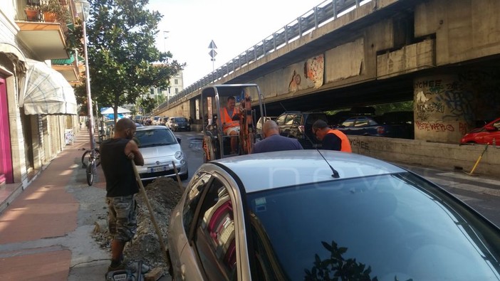 Ventimiglia: rottura tubazione, la perdita è in via Tenda, sul posto i tecnici dell’Aiga, possibili disagi al traffico a causa della chiusura della strada