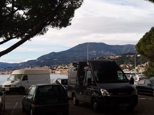 Ventimiglia, le aree demaniali passano al Comune. I cittadini dei Balzi Rossi: &quot;Furgoni in sosta permanente, intervenga la polizia&quot; (Foto)