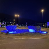 Giornata mondiale della consapevolezza sull'autismo, la rotonda del ponte dell’Amicizia a Camporosso si illumina di blu (Foto)